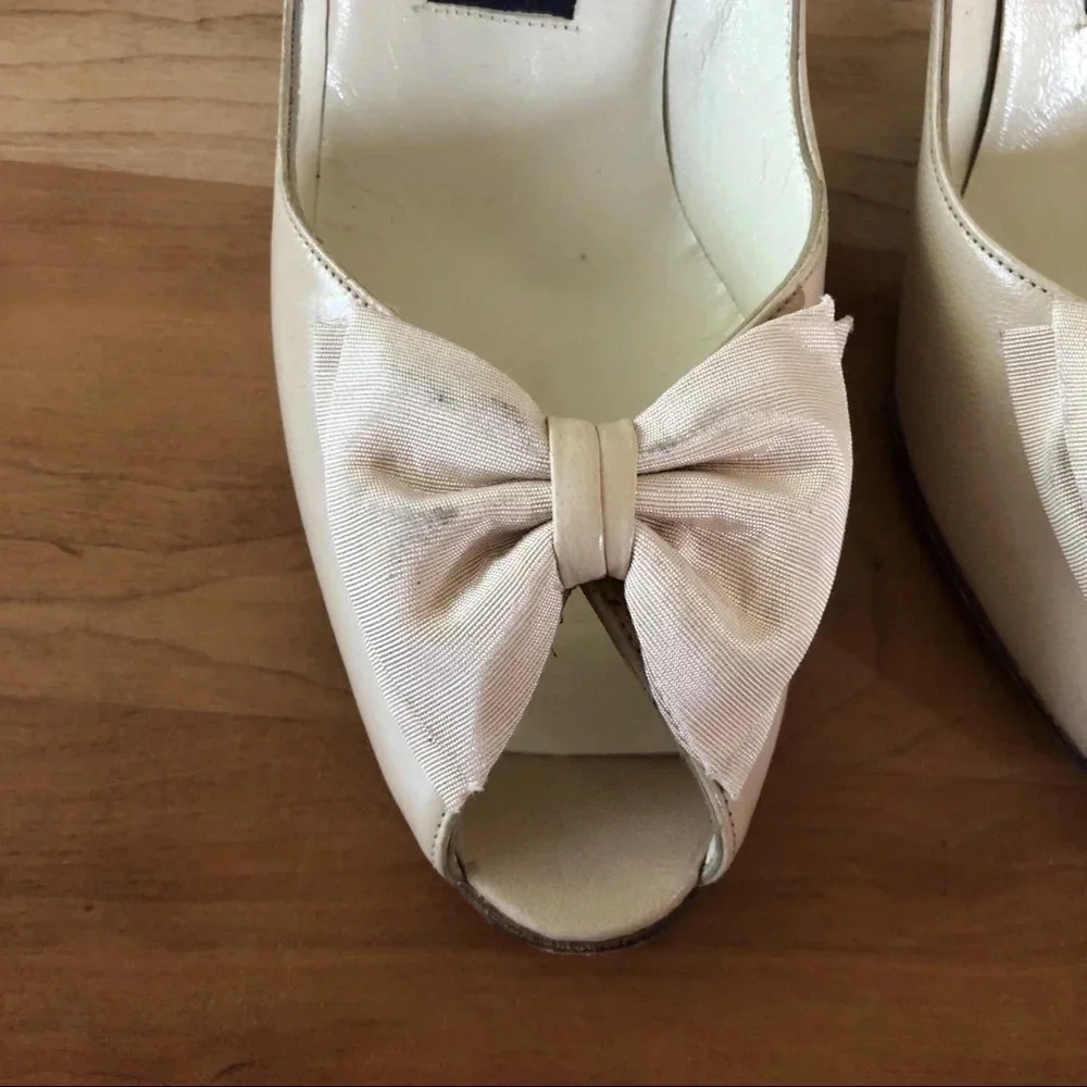 Stuart Weitzman Vintage Cream Bow Peep Toe Heels - Picture 4 of 7